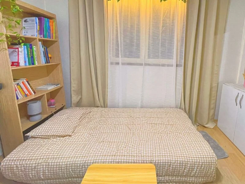 Giường pallet gỗ thấp, mộc mạc