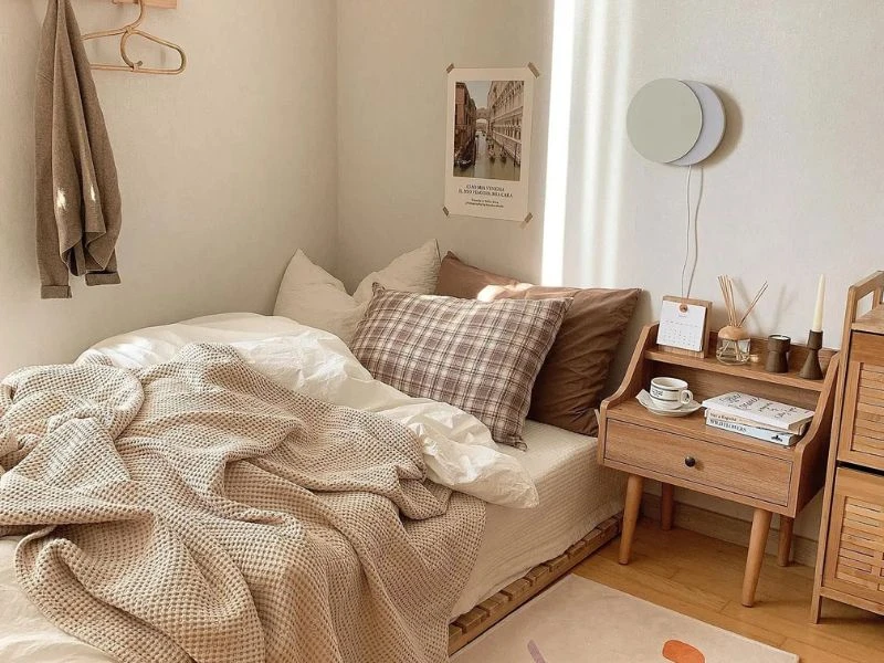 Trang trí phòng ngủ kiểu Hàn Quốc đơn giản với ảnh polaroid và tranh canvas nhỏ