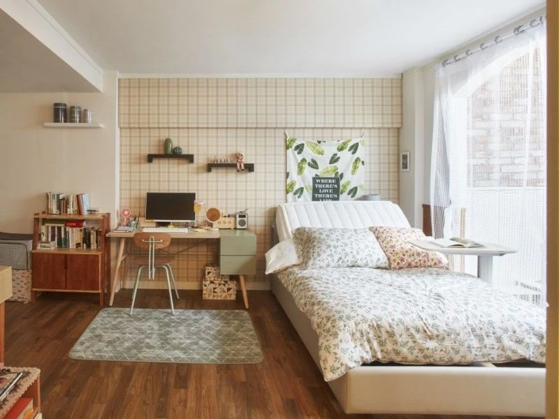 Phòng ngủ có cửa sổ lớn để đón ánh sáng tự nhiên